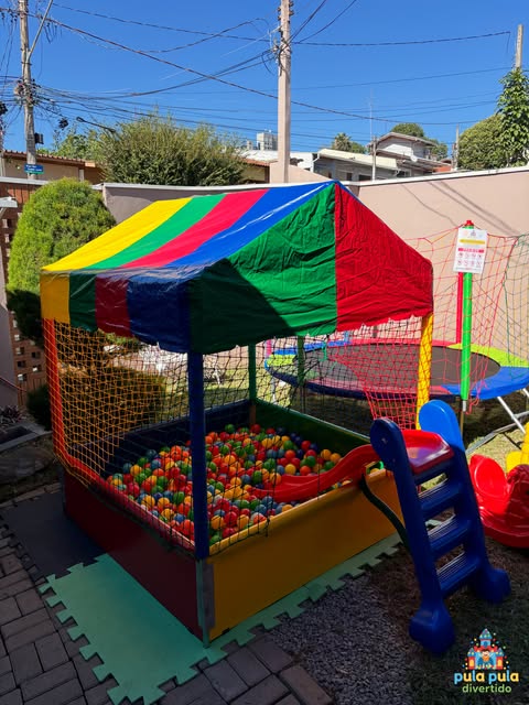 Piscina de bolinhas colorida montada para uma festa