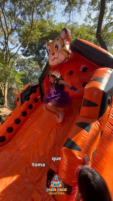 Tobogã inflável com tema de tigre